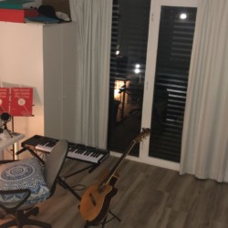 habitación con ventanal y guitarra