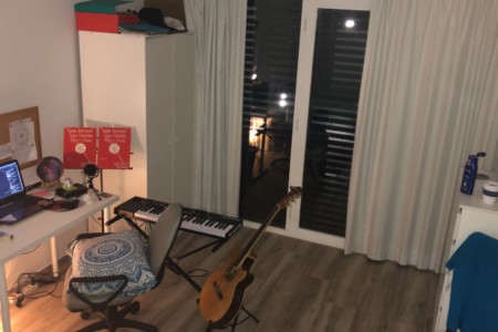 habitación con ventanal y guitarra