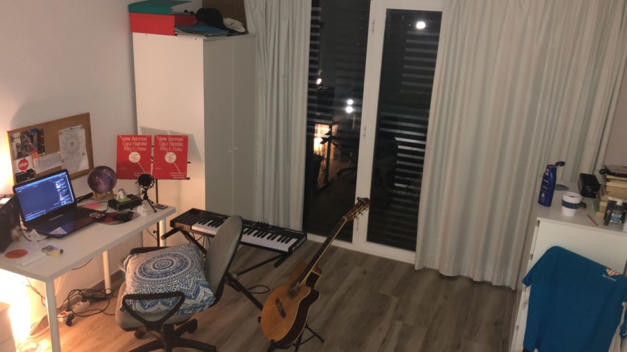 habitación con ventanal y guitarra